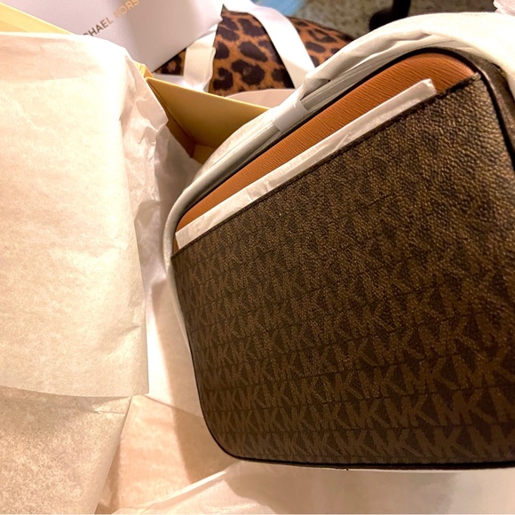 SALE Micheal Kors NWT & Gift Box Jet Set Shoulder/Crossbody& Bowed Magnetic Box - Picture 7 of 12